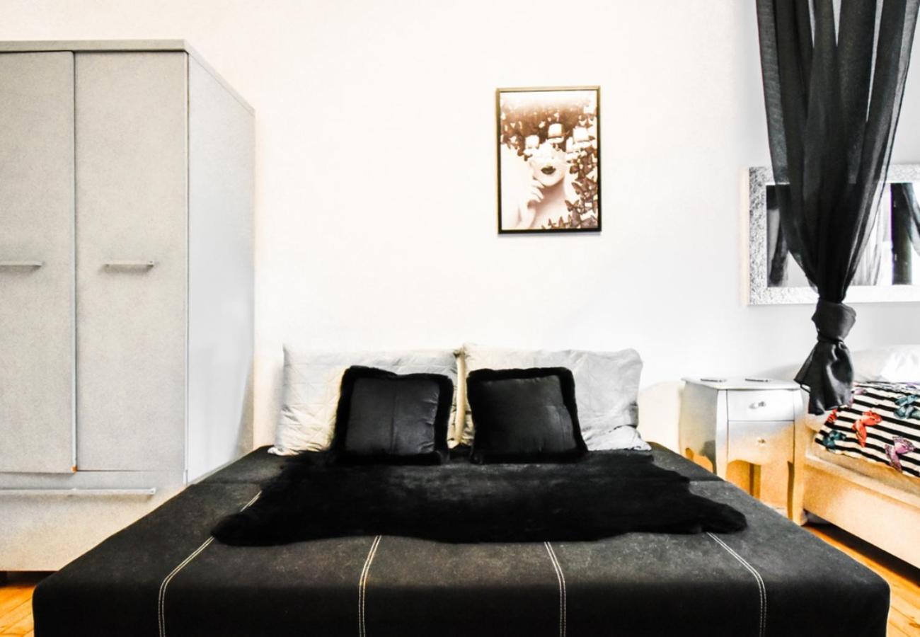 Dietro L Angolo, 2 Bath Apartment Sofia Bagian luar foto